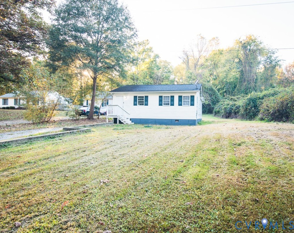 a view of a house with a yard