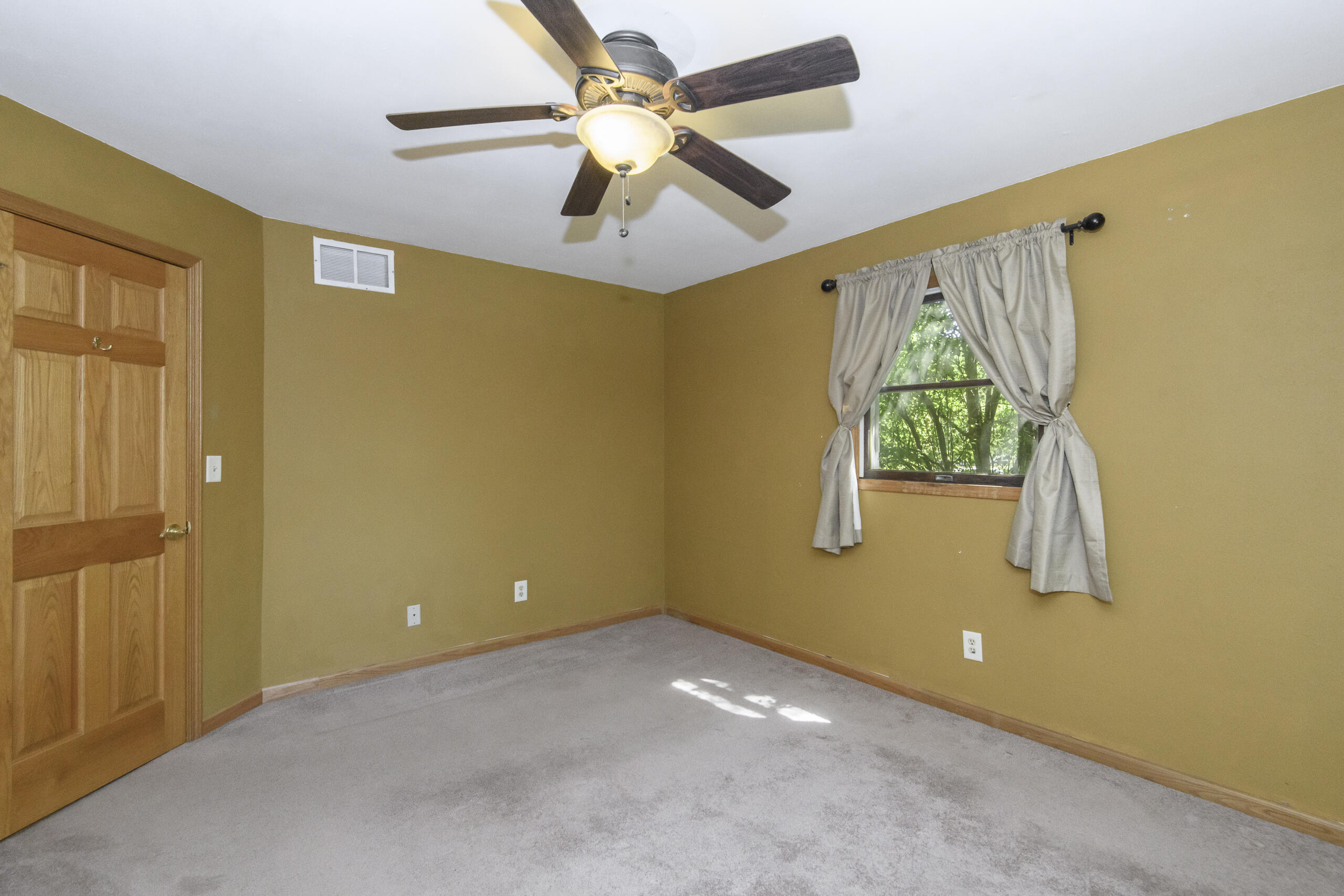 705 Fox Knoll Drive Rochester, WI 53185 - Photo 26 of 52 705 Fox Knoll-35