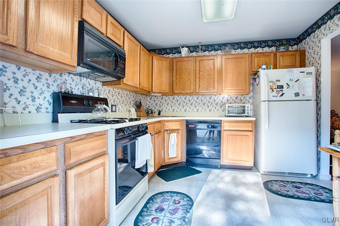 1876 Mansfield Street Hellertown, PA 18055 - Photo 2 of 14