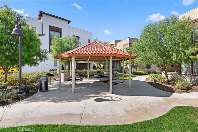 a view of a back yard