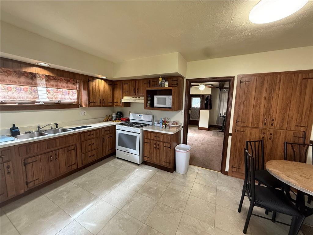 809 Station Street Sturgeon, PA 15082 - Photo 3 of 17