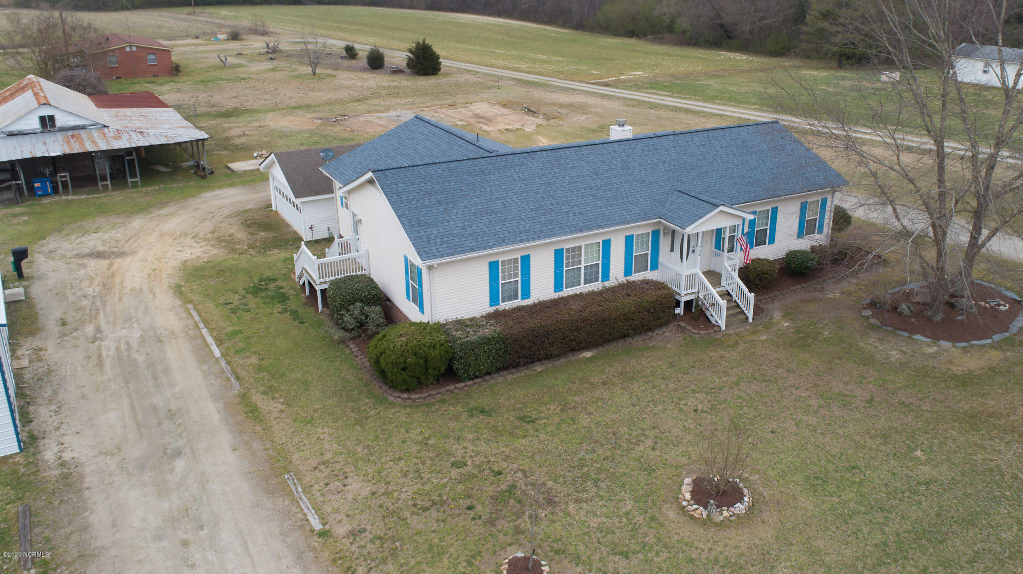 1922 Red Oak Road Nashville, NC 27856 - Photo 3 of 28 Circle driveway on 1 acre!