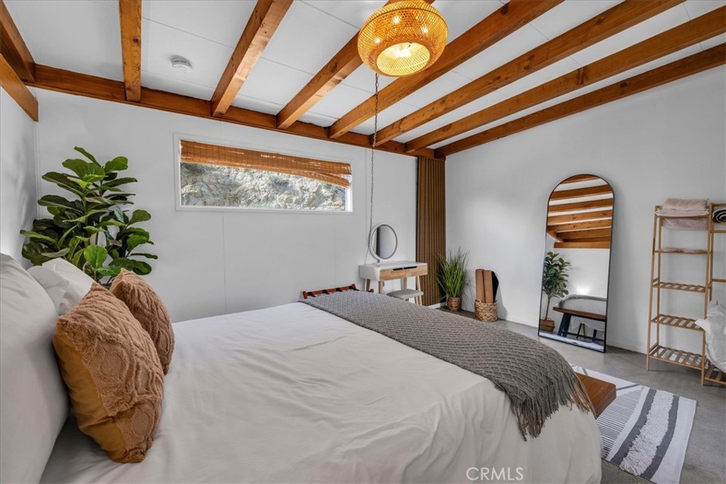 8500 South Samel Road Morongo Valley, CA 92256 - Photo 27 of 75 a bedroom with a bed and a potted plant