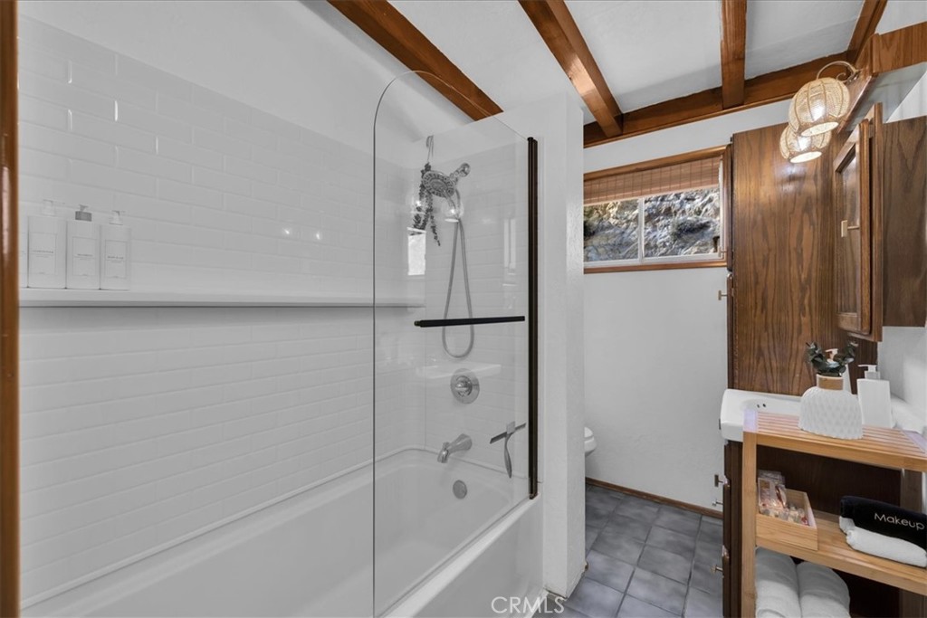 8500 South Samel Road Morongo Valley, CA 92256 - Photo 31 of 75 a bathroom with a bathtub and a shower