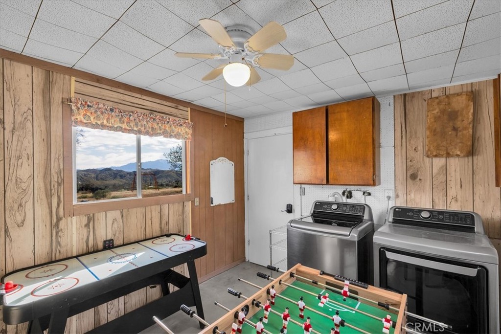 8500 South Samel Road Morongo Valley, CA 92256 - Photo 34 of 75 a very nice looking room with a large window