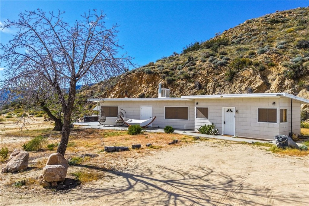 8500 South Samel Road Morongo Valley, CA 92256 - Photo 4 of 75 a view of a house with snow on the background