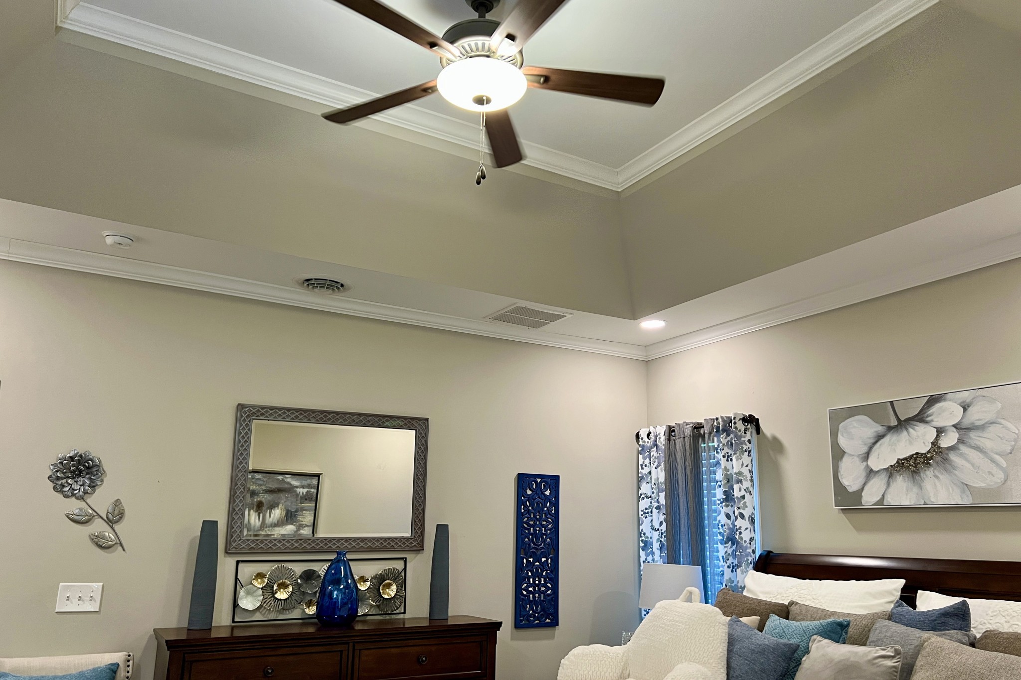 200 Poplar Street Franklin, KY 42134 - Photo 16 of 37 a living room with furniture and wall paintings