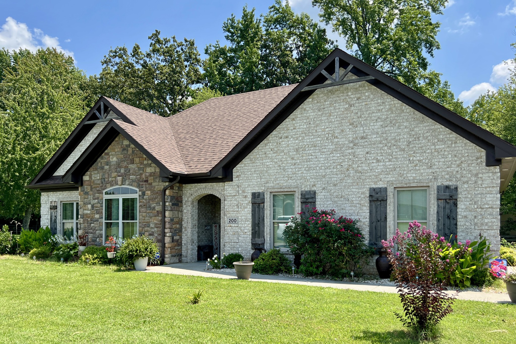 200 Poplar Street Franklin, KY 42134 - Photo 30 of 37 a front view of a house with a yard and porch
