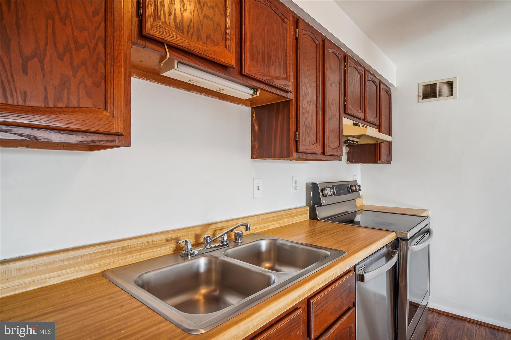 701 Heather Ridge Drive, Unit 16M Frederick, MD 21702 - Photo 8 of 29 Kitchen