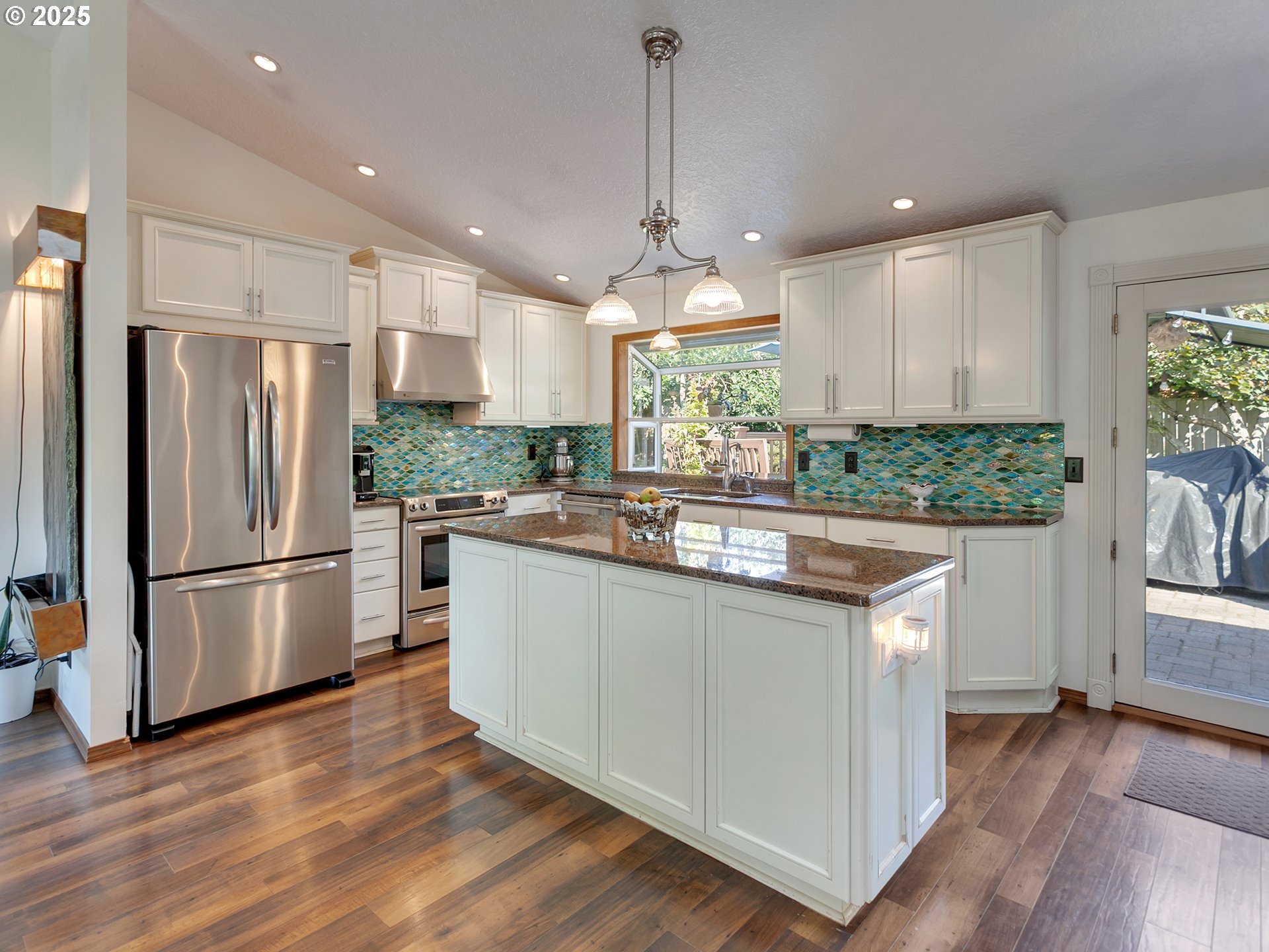 29385 Southwest Teton Way Wilsonville, OR 97070 - Photo 14 of 48 Kitchen