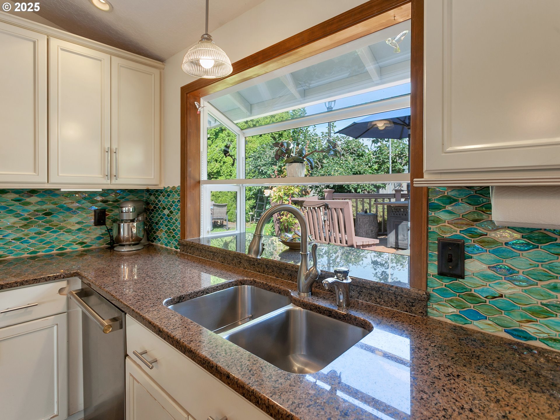 29385 Southwest Teton Way Wilsonville, OR 97070 - Photo 15 of 48 Kitchen