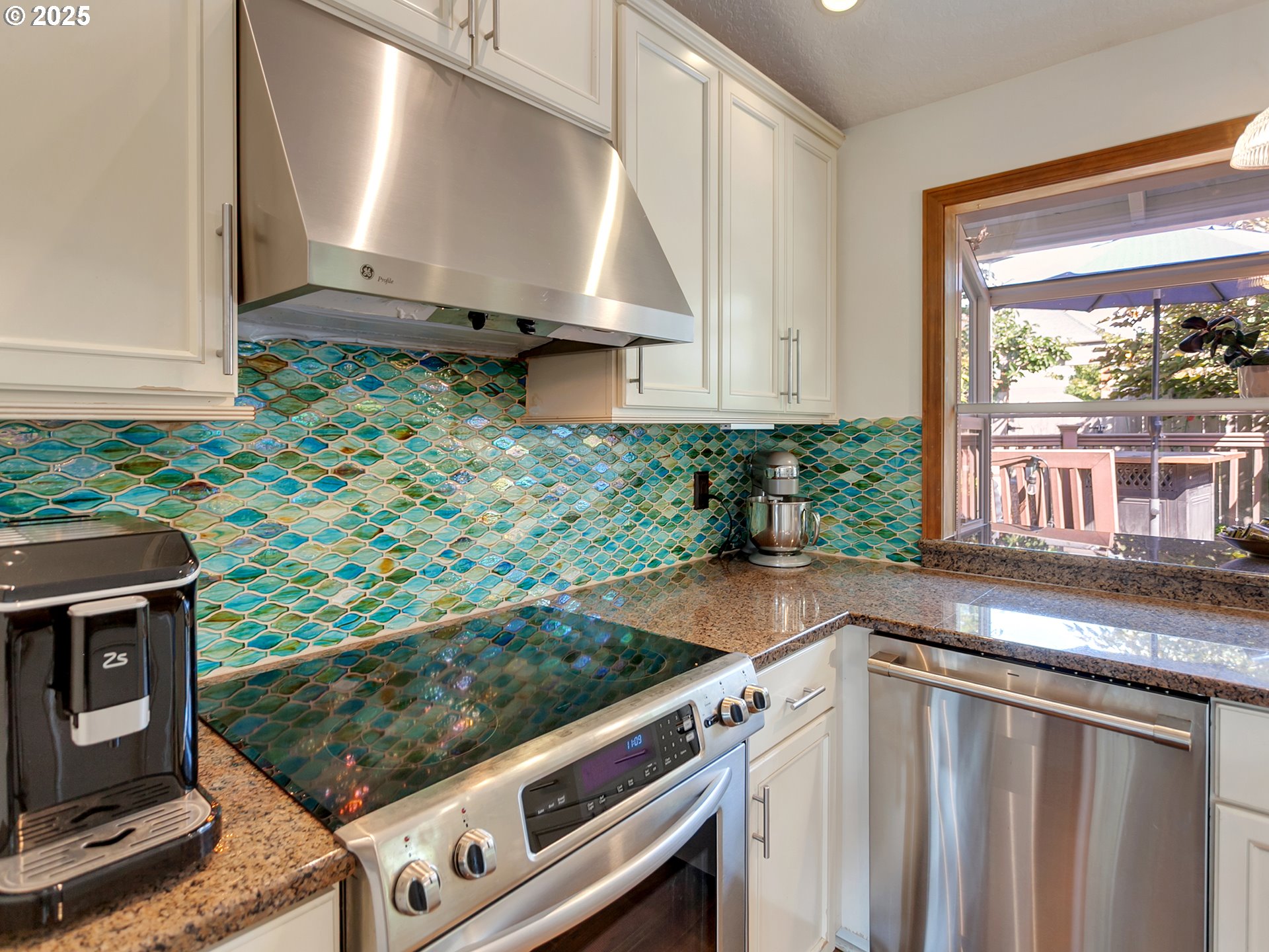 29385 Southwest Teton Way Wilsonville, OR 97070 - Photo 16 of 48 Kitchen