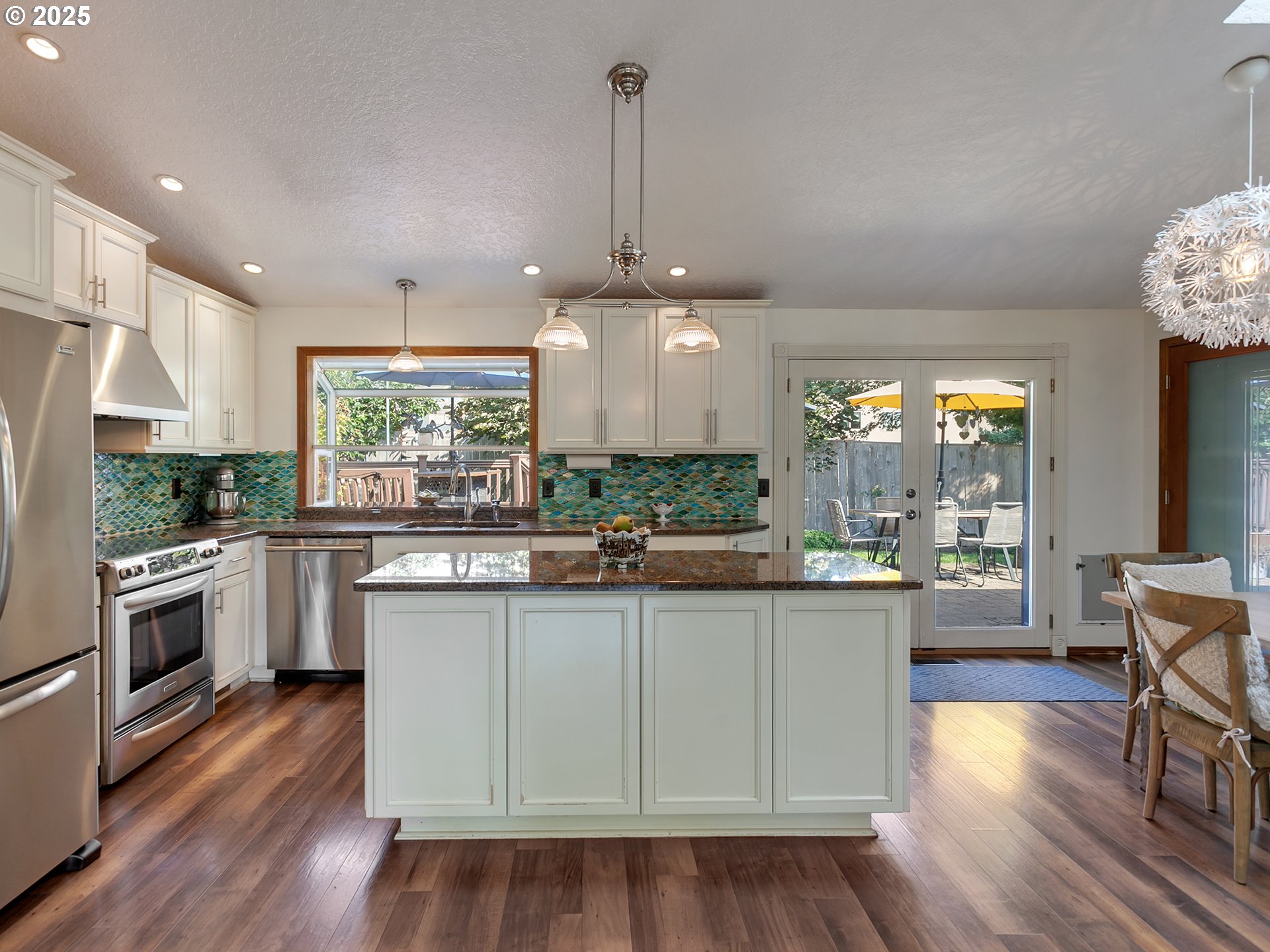 29385 Southwest Teton Way Wilsonville, OR 97070 - Photo 19 of 48 Kitchen