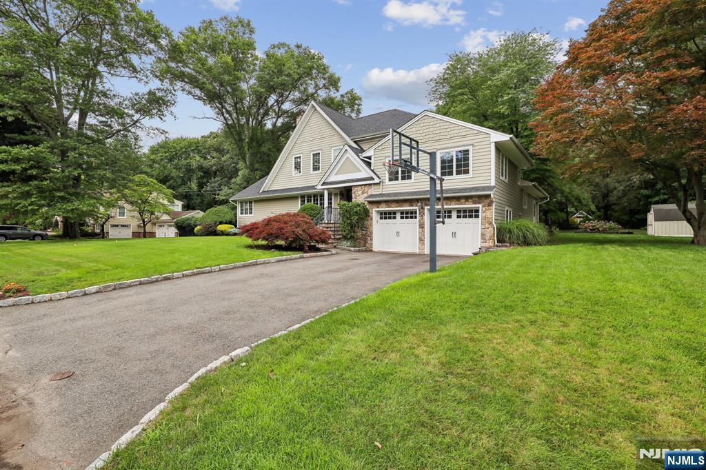 10 Arcadia Road Woodcliff Lake, NJ 07677 - Photo 2 of 33
