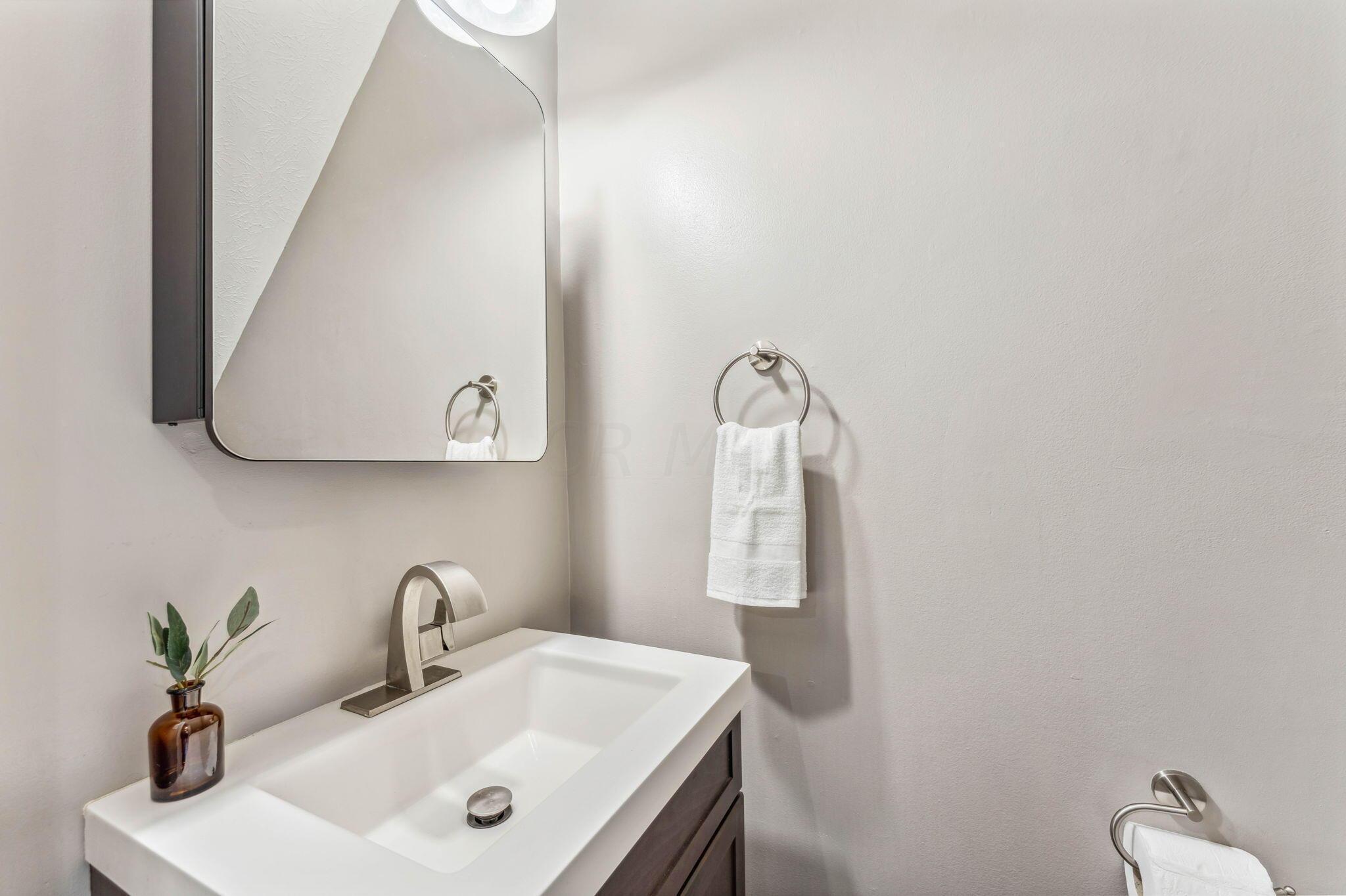 832 Palmer Road Columbus, OH 43212 - Photo 18 of 35 Main Level Half Bathroom