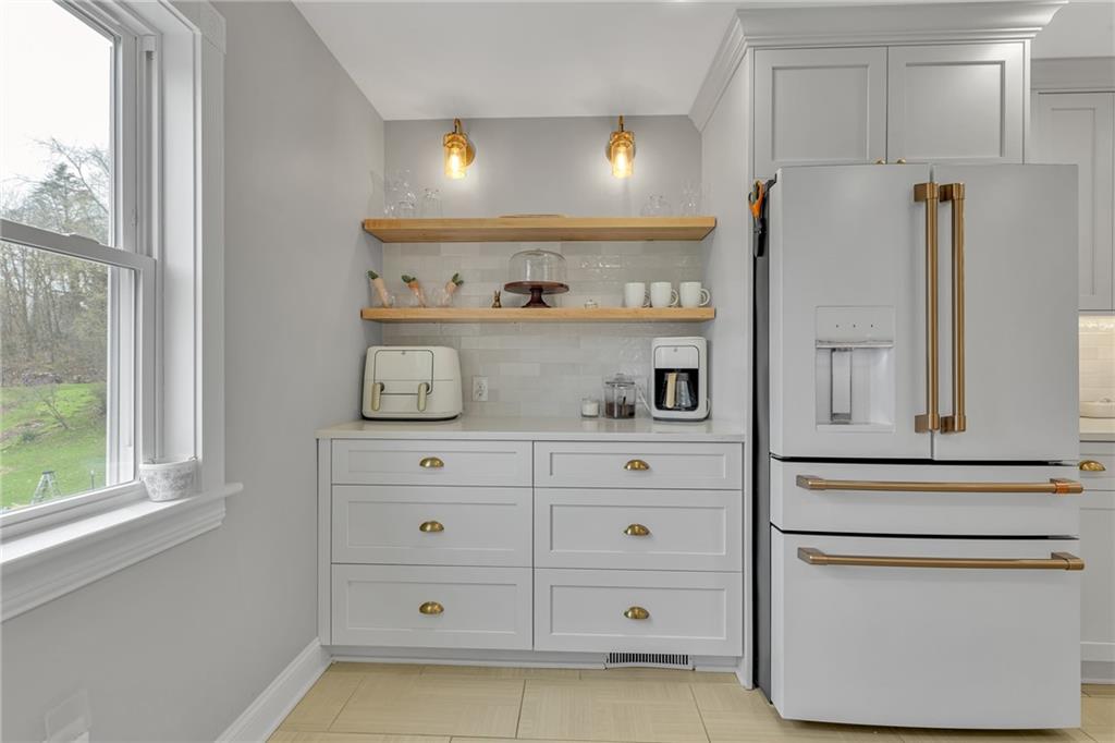 100 Roosevelt Drive Monaca, PA 15061 - Photo 8 of 39