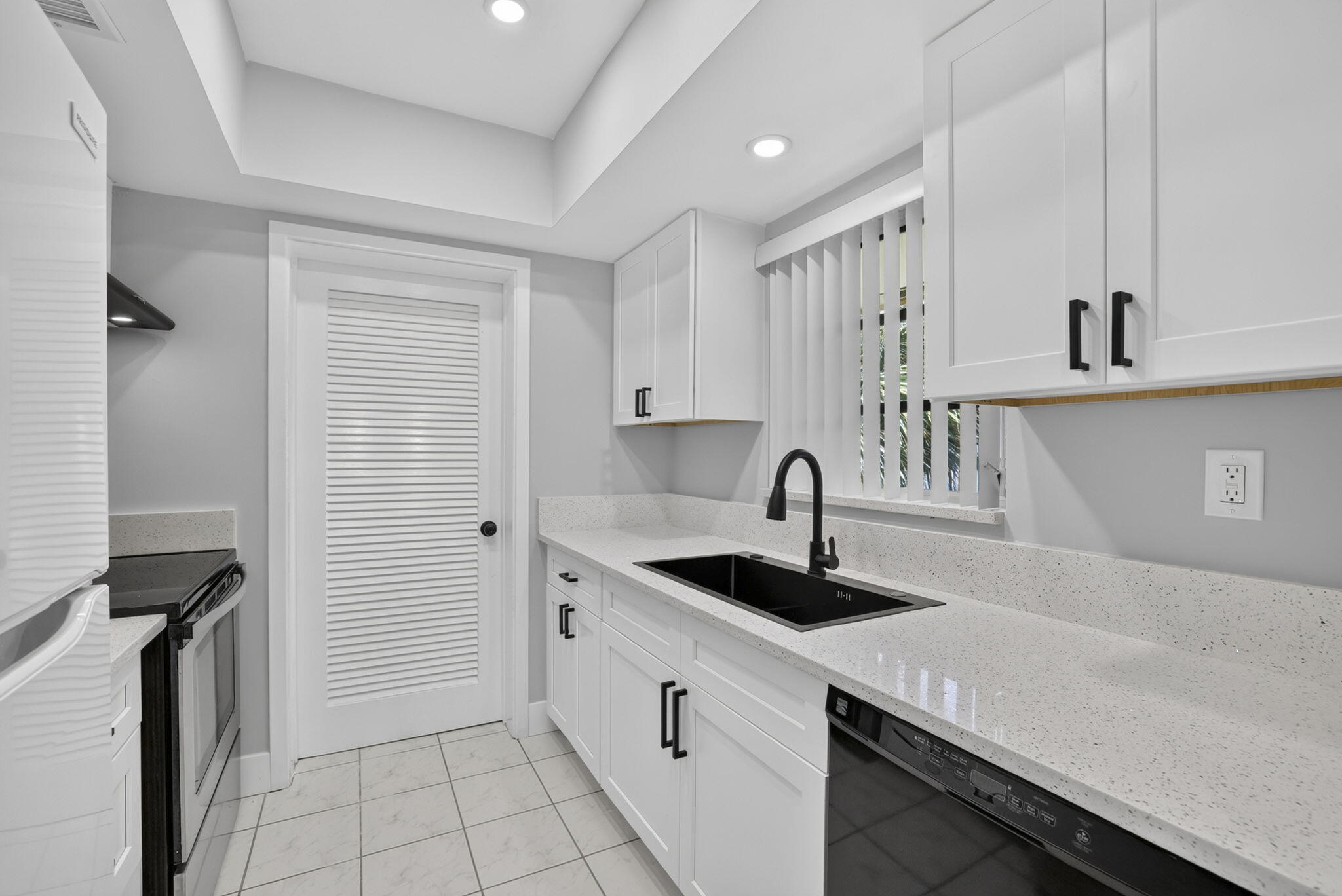 2755 Northeast 28th Avenue, Unit E2 Lighthouse Point, FL 33064 - Photo 12 of 62 7-web-or-mls-8I8A0866