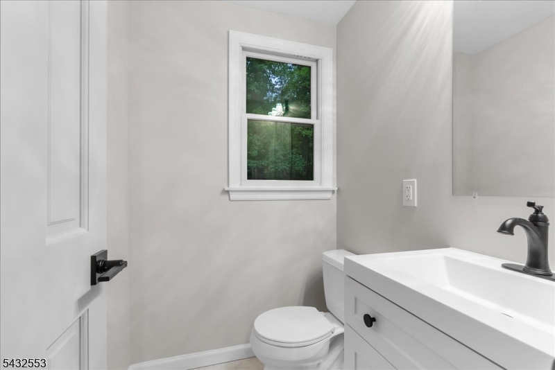 8 Cove Road Hopatcong, NJ 07843 - Photo 17 of 38