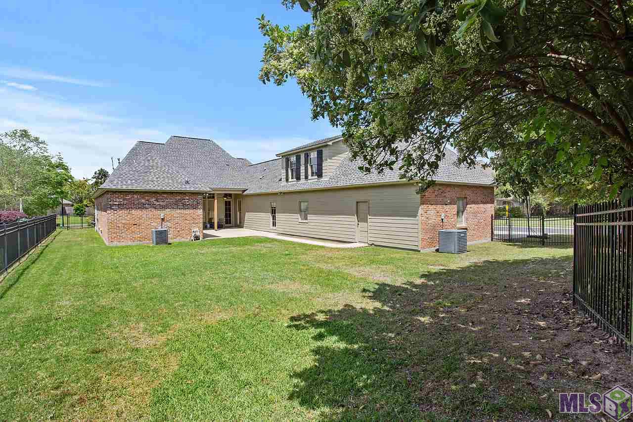3207 Coates Crossing Baton Rouge, LA 70810 - Photo 3 of 14 Huge Backyard!