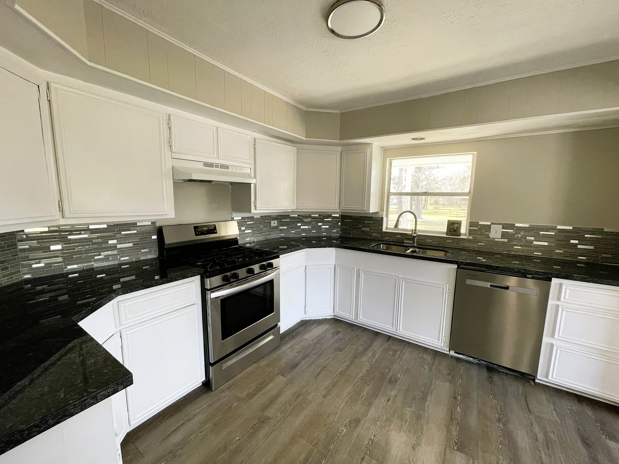 104 County Road 2401 Hull, TX 77564 - Photo 15 of 40 Kitchen