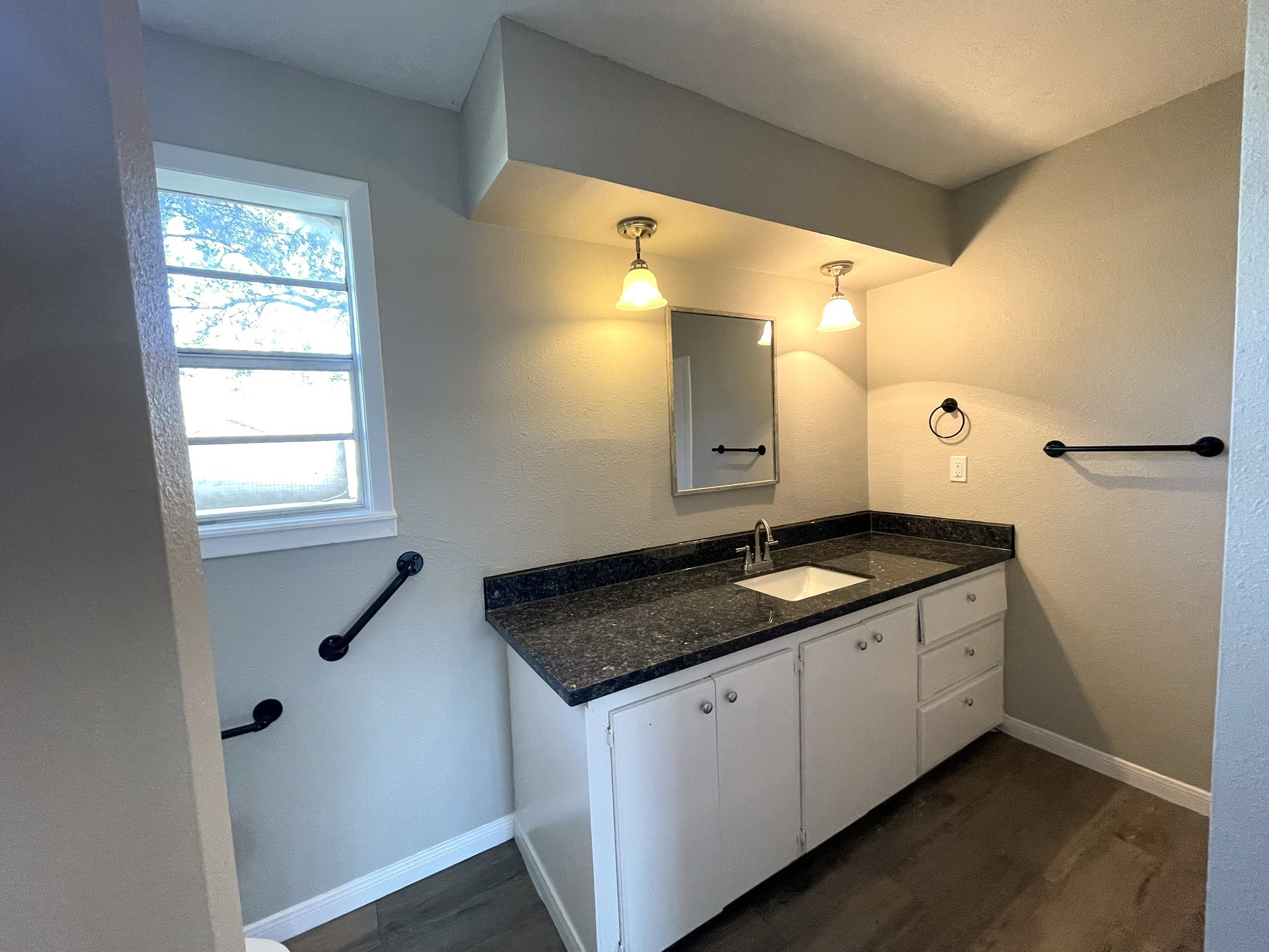 104 County Road 2401 Hull, TX 77564 - Photo 29 of 40 Main bathroom