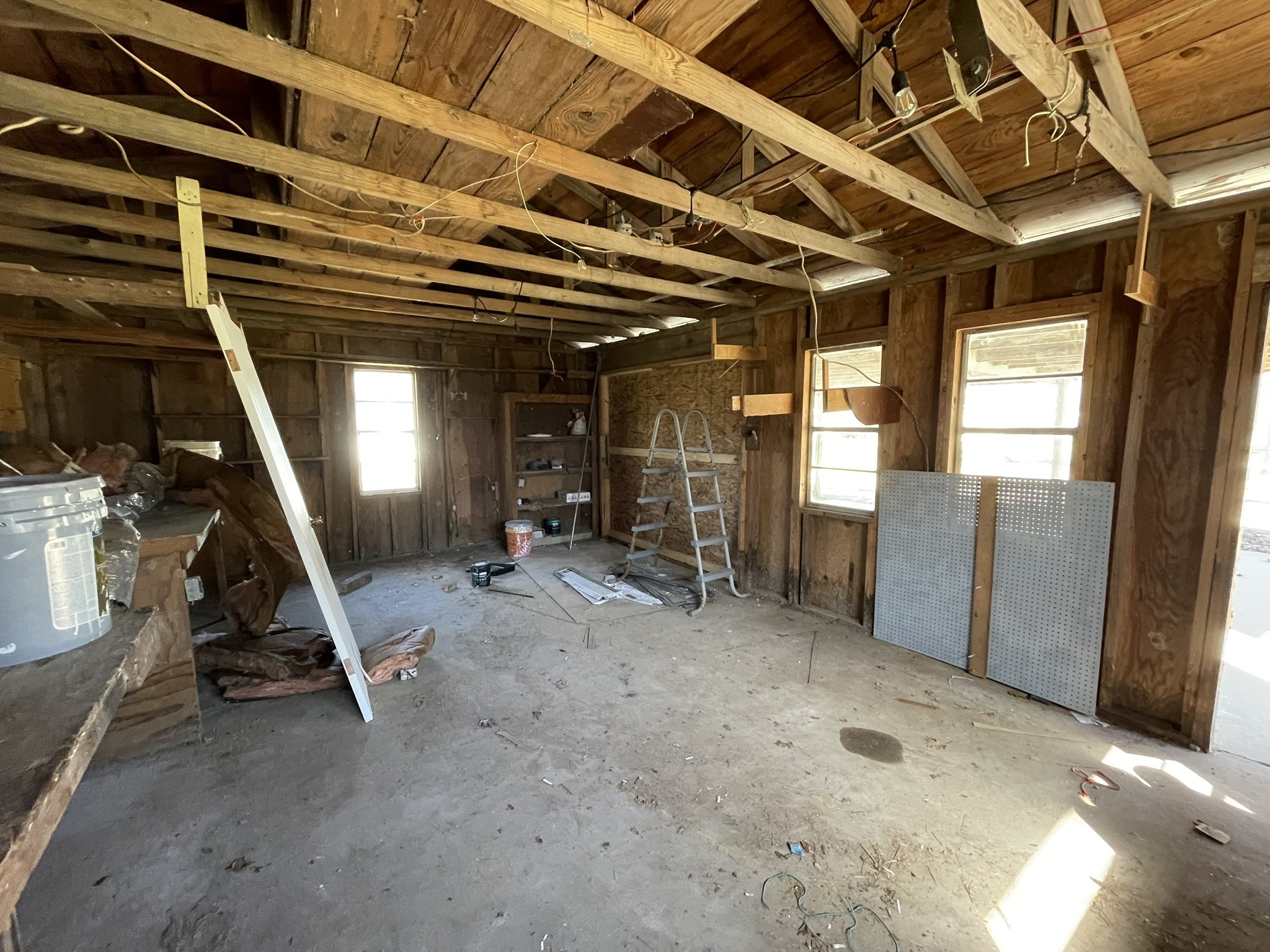 104 County Road 2401 Hull, TX 77564 - Photo 38 of 40 Workshop interior