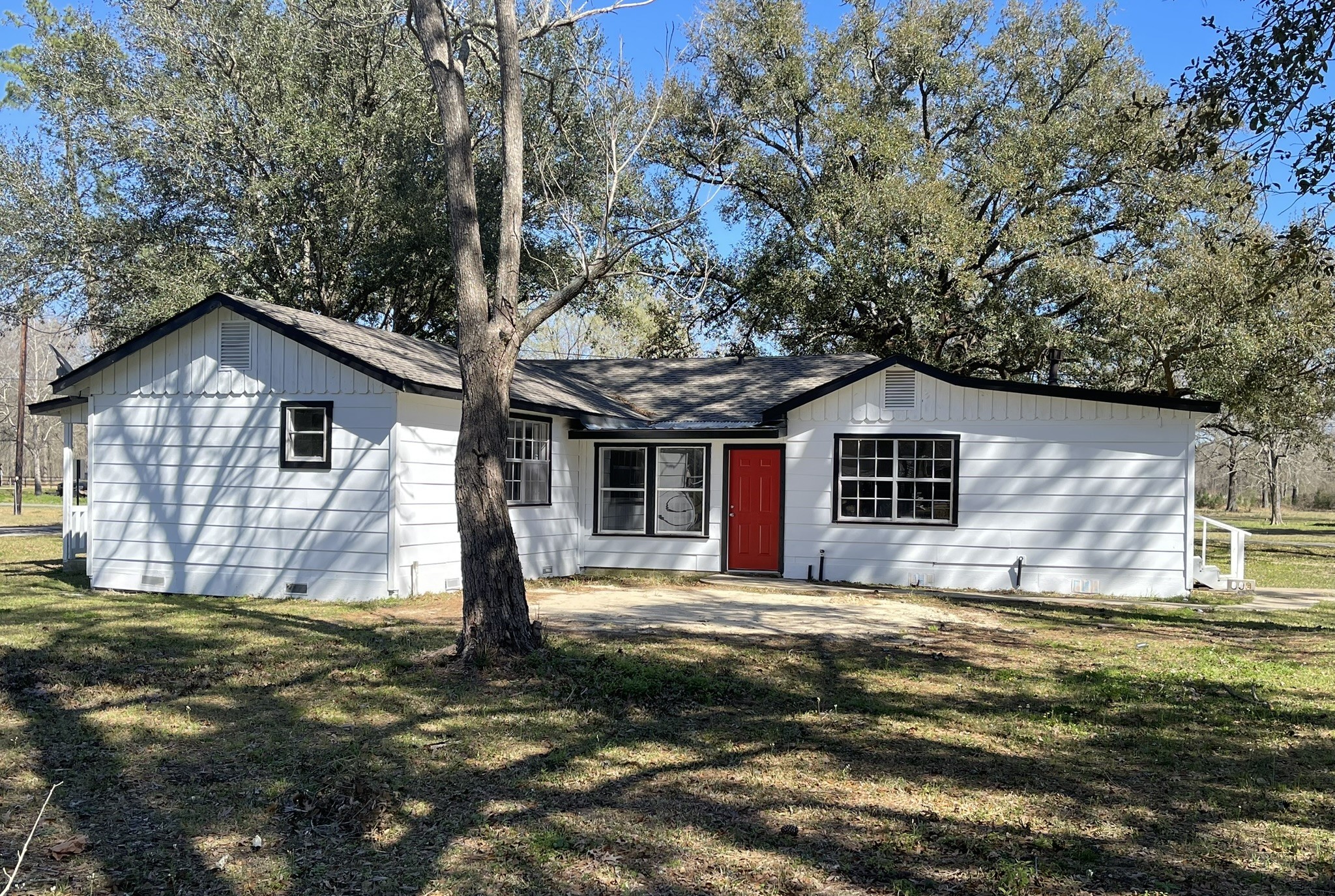 104 County Road 2401 Hull, TX 77564 - Photo 4 of 40 Exterior side