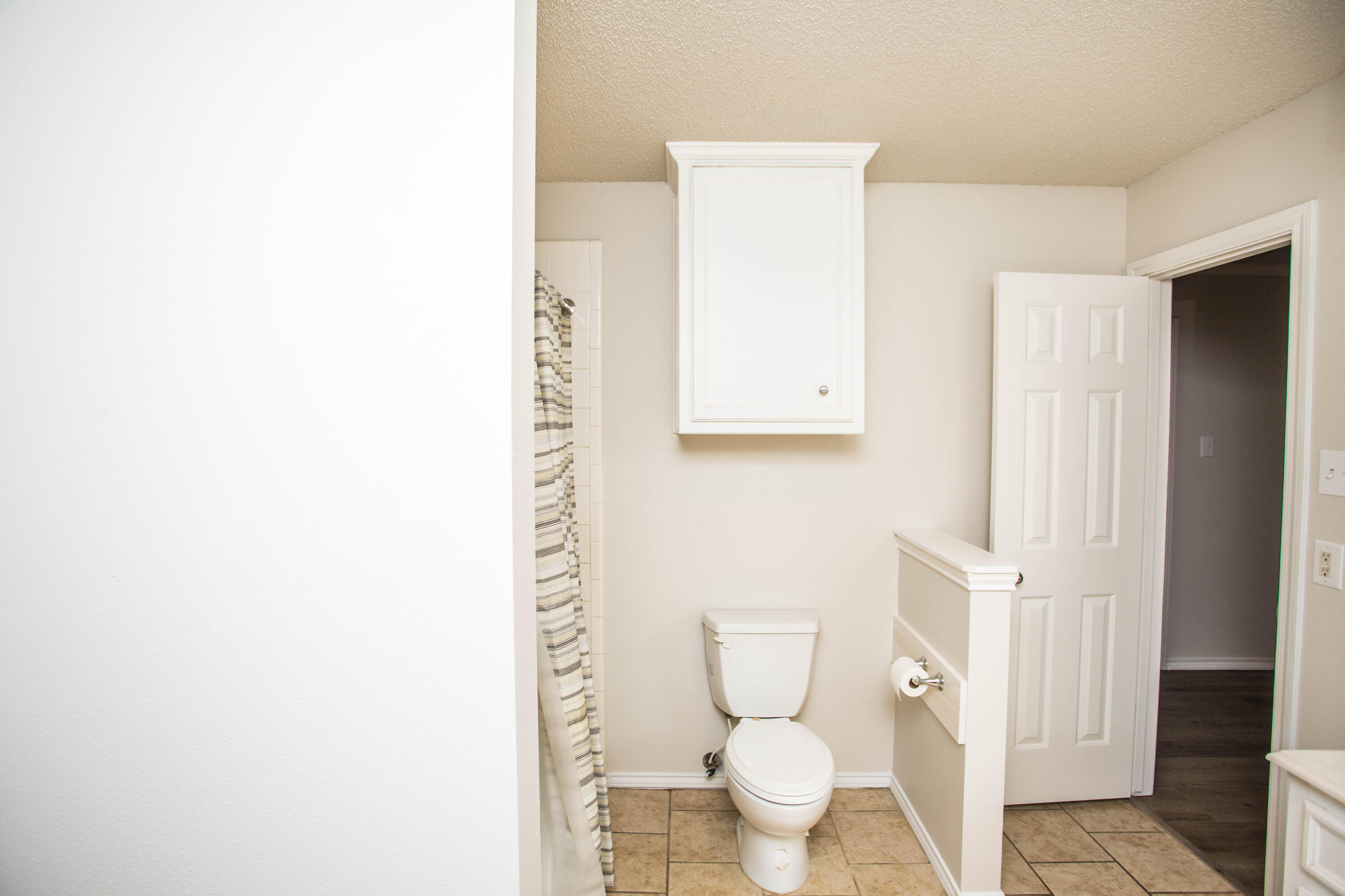 616 North 8th Street Wolfforth, TX 79382 - Photo 27 of 50 a bathroom with a toilet and a mirror
