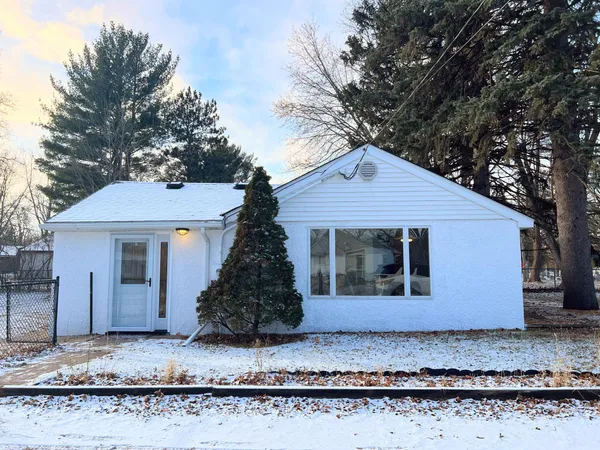 $2,200 | 1670 Stillwater Street, St. Paul, MN 55110