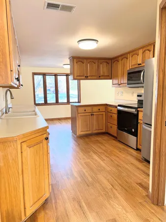 $2,200 | 1670 Stillwater Street, St. Paul, MN 55110