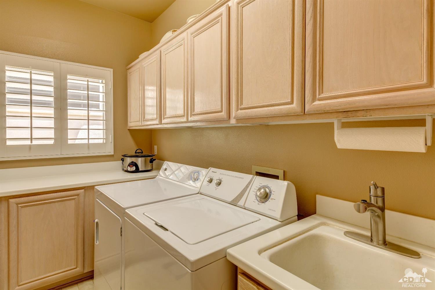 78087 Hunter Point Road Palm Desert, CA 92211 - Photo 28 of 37 a utility room with dryer and washer