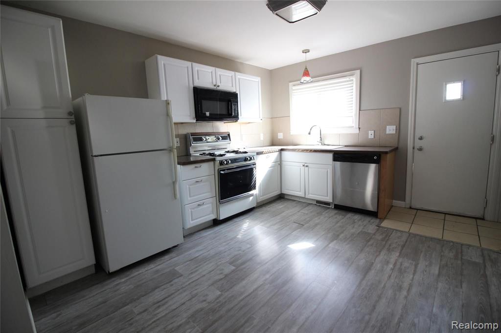 17524 Martin Road Roseville, MI 48066 - Photo 8 of 15
