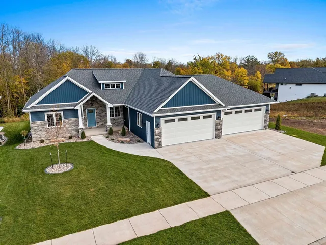 $849,900 | 2534 North Stellita Circle, De Pere, WI 54115