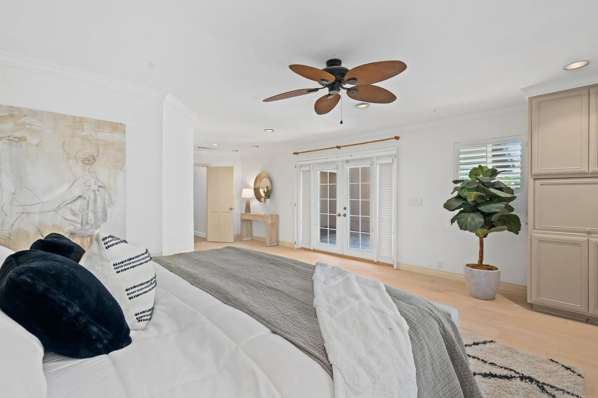 13678 Orchard Gate Road Poway, CA 92064 - Photo 15 of 29 a bedroom with a bed and a potted plant
