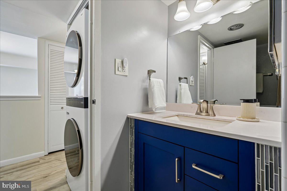 17810 Buehler Road, Unit 2C4 Olney, MD 20832 - Photo 15 of 31 Modern bathroom with stylish accents.
