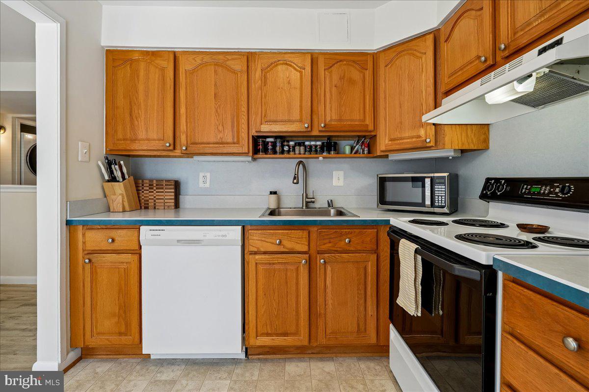17810 Buehler Road, Unit 2C4 Olney, MD 20832 - Photo 8 of 31 Warm wood tones in a cozy kitchen.