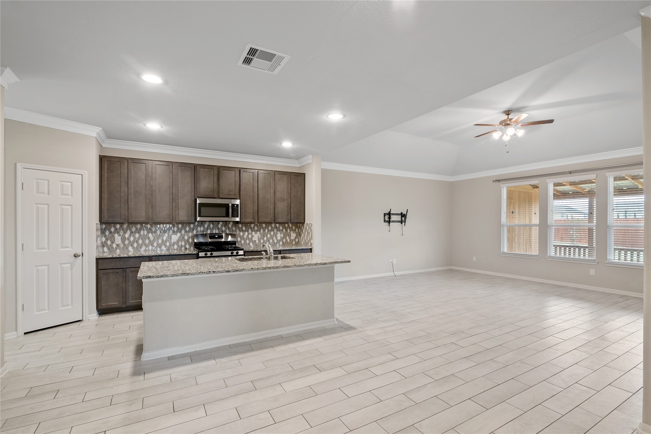 16320 Olive Sparrow Drive Conroe, TX 77385 - Photo 9 of 40