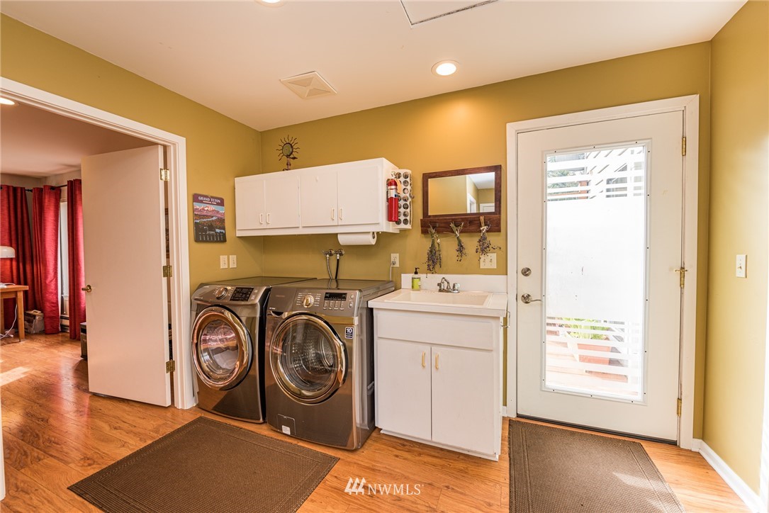481 Holgerson Road Sequim, WA 98382 - Photo 21 of 40 a utility room with dryer and washer