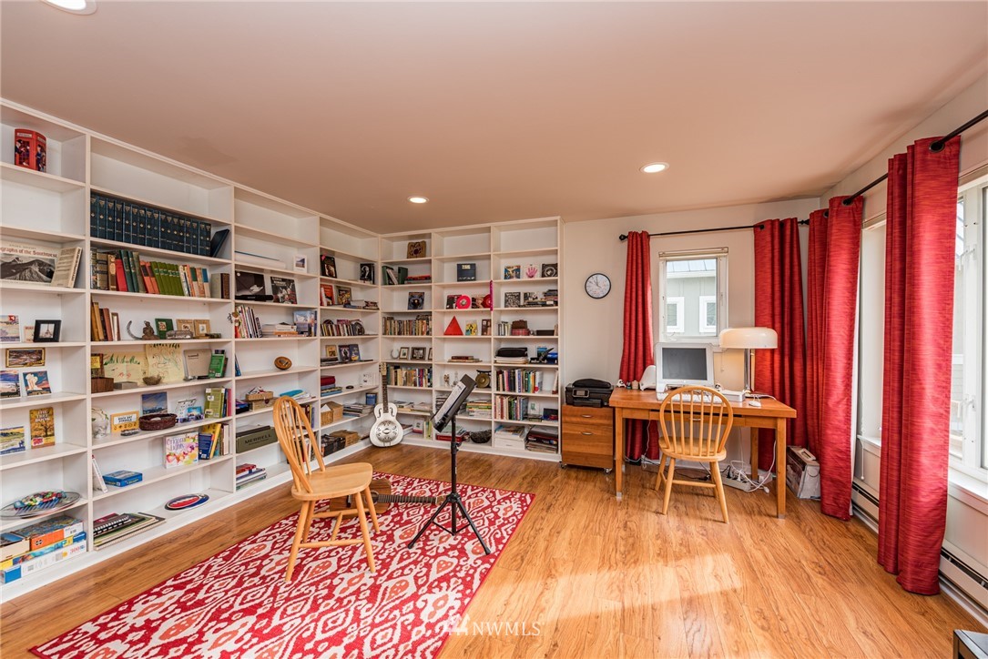 481 Holgerson Road Sequim, WA 98382 - Photo 22 of 40 a living room with furniture and a book shelf
