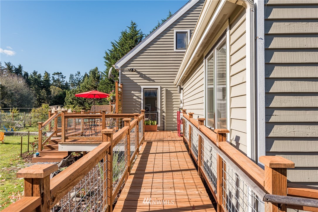 481 Holgerson Road Sequim, WA 98382 - Photo 36 of 40 a view of balcony and deck