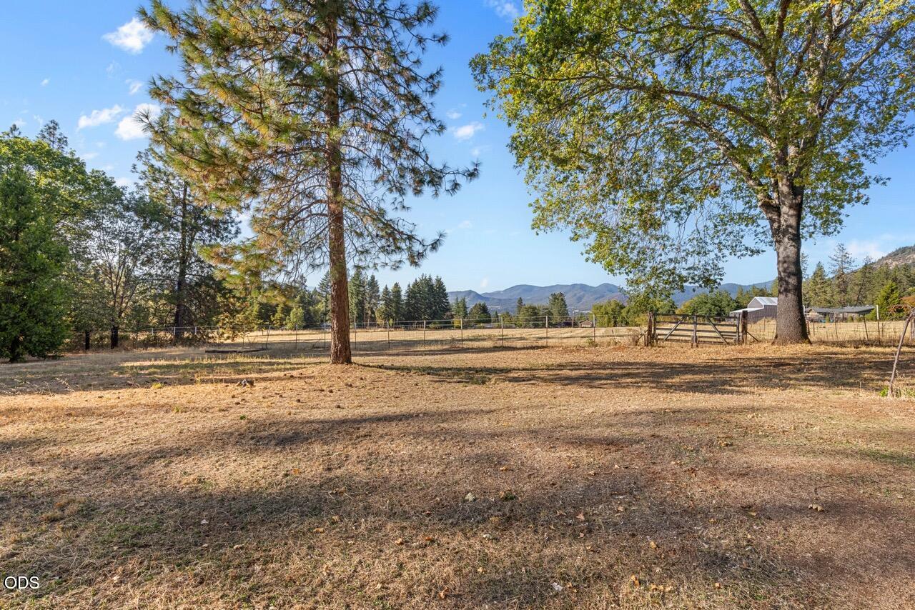 758 Summit Loop Grants Pass, OR 97527 - Photo 29 of 37 Gallery Image 29