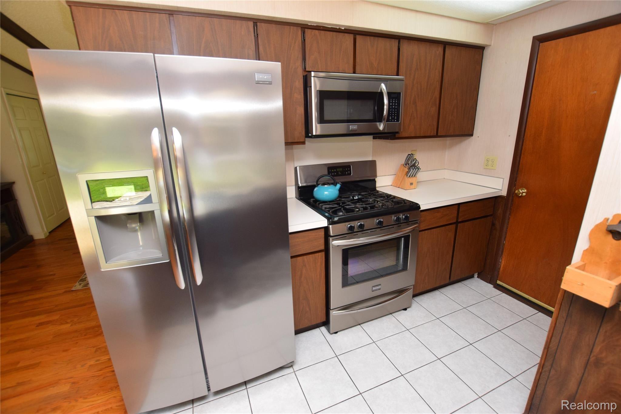 13255 Torrey Road Fenton, MI 48430 - Photo 5 of 18 Kitchen Cont.