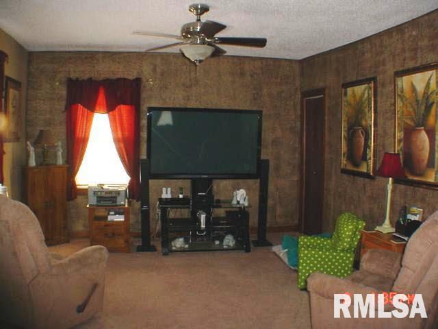 2422 Cleveland Street Clinton, IA 52732 - Photo 4 of 24 Gallery Image 4