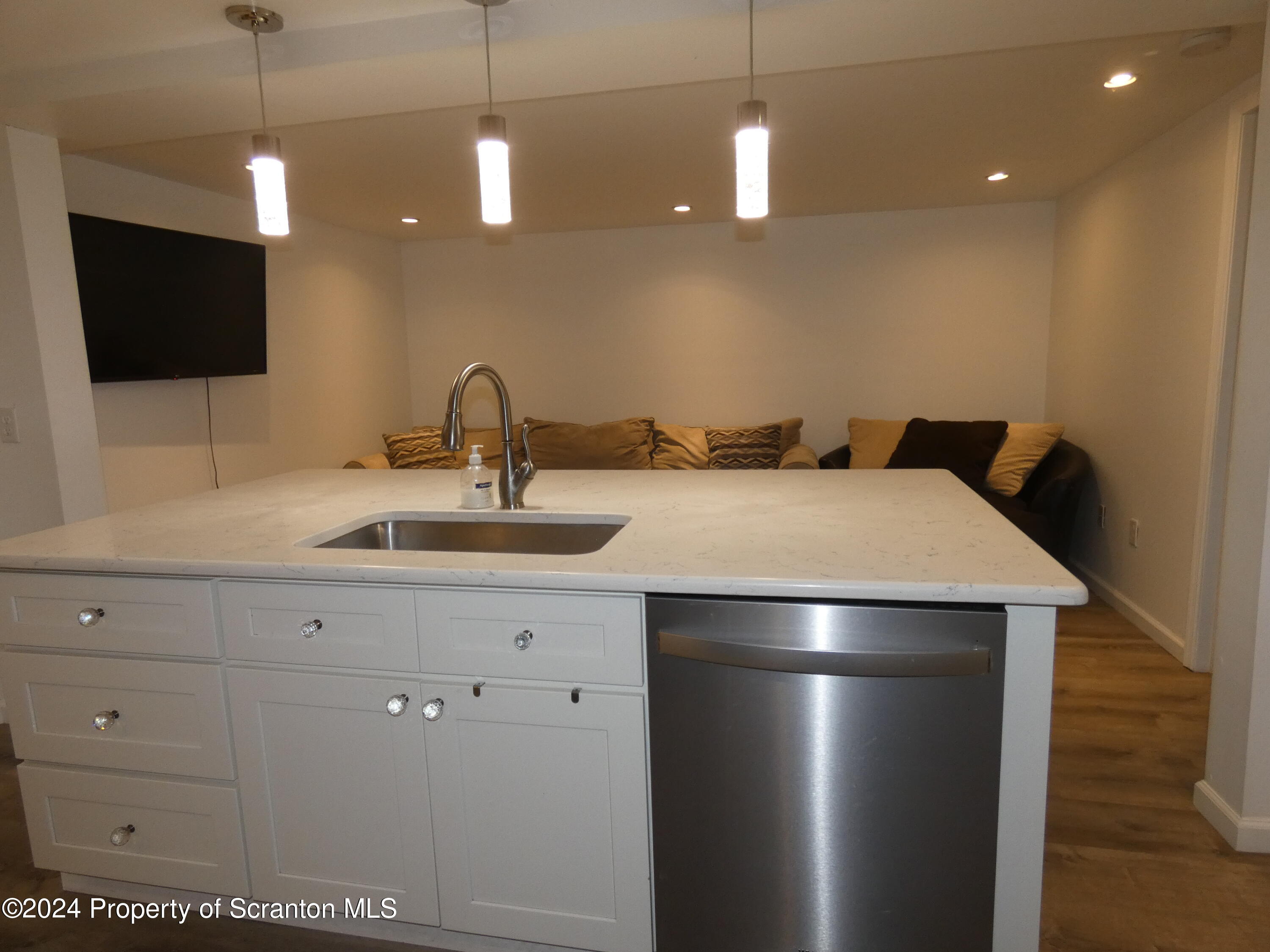 607 3rd Avenue, Unit LOWER LEVEL) Scranton, PA 18505 - Photo 9 of 45 P1030718
