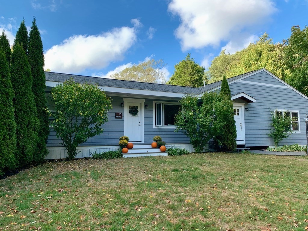 a view of a house with backyard and garden