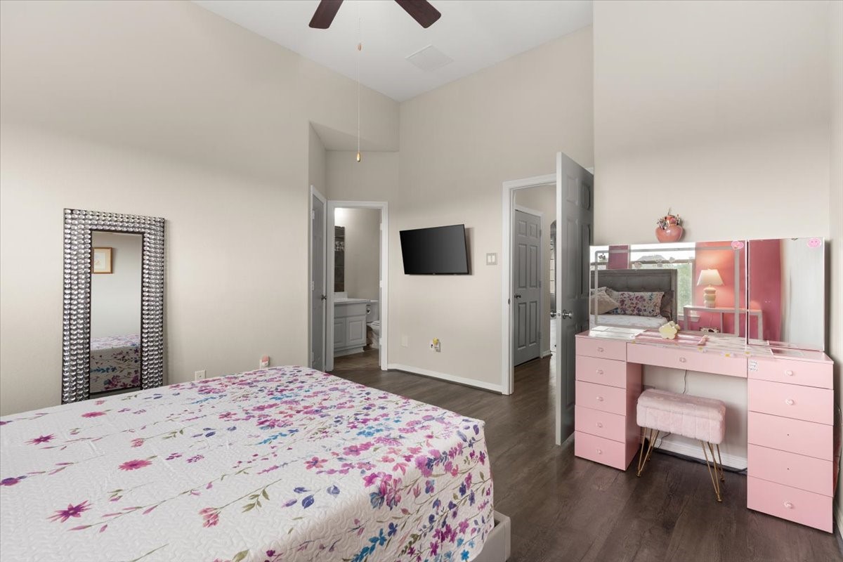 10215 Spring Shadows Park Circle Houston, TX 77080 - Photo 33 of 44 Third bedroom with full bath and custom closet! Located on the third floor.