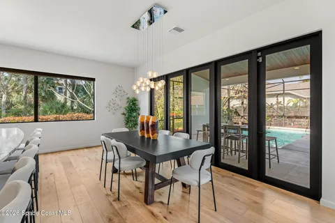 a large kitchen with kitchen island a large island in it