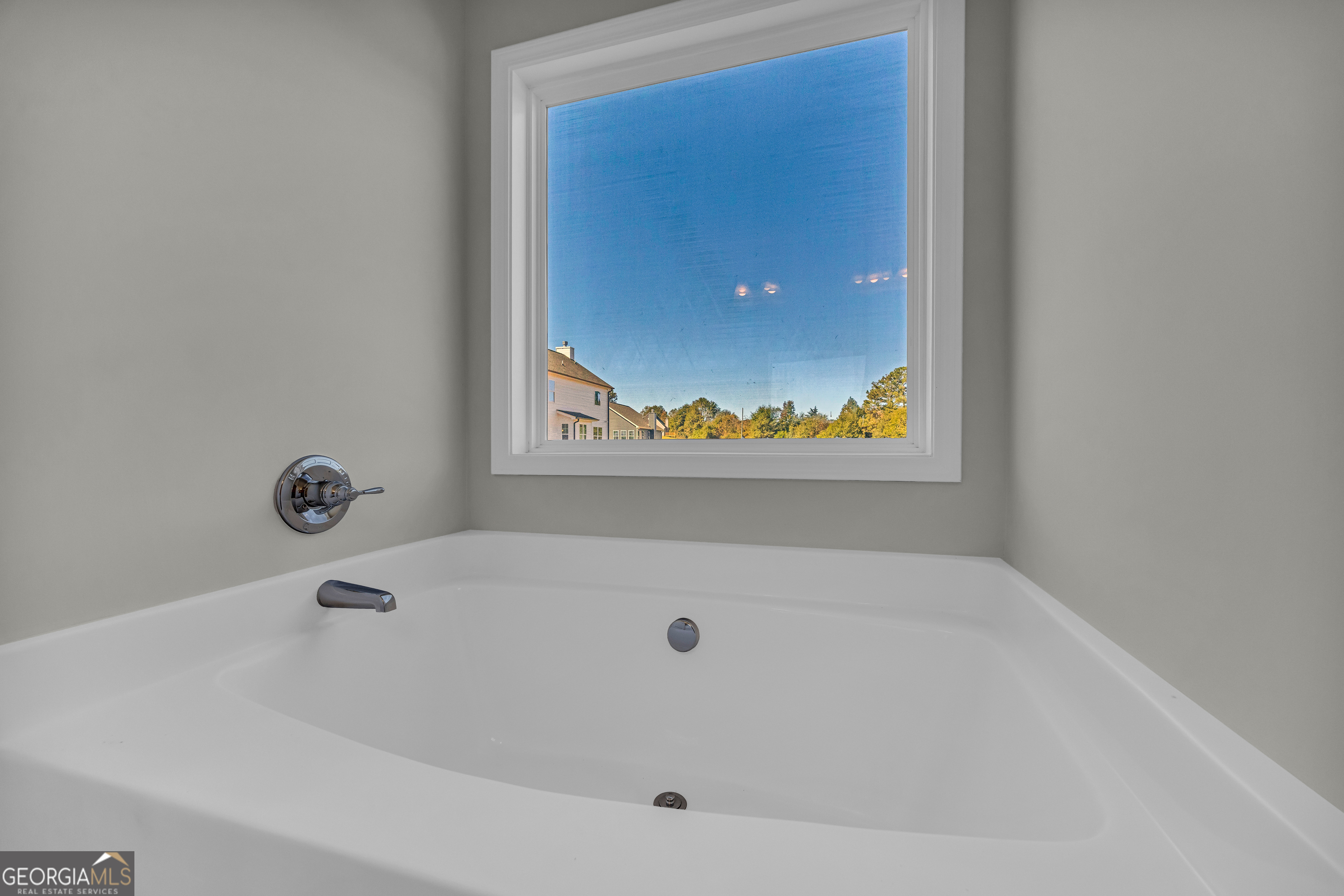 40 Sewell Road Lavonia, GA 30553 - Photo 17 of 29 a bathroom with a tub