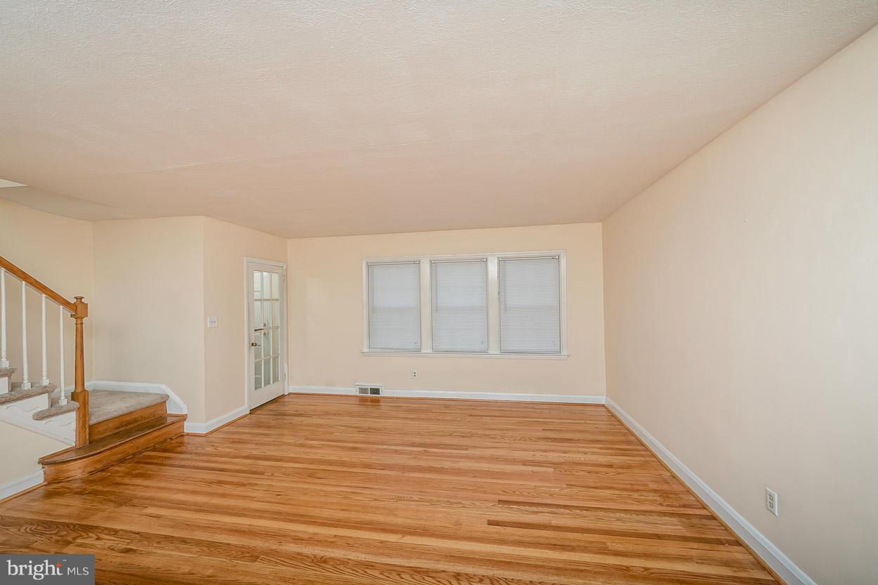 1859 Edgewood Road Parkville, MD 21286 - Photo 4 of 30 Living Room