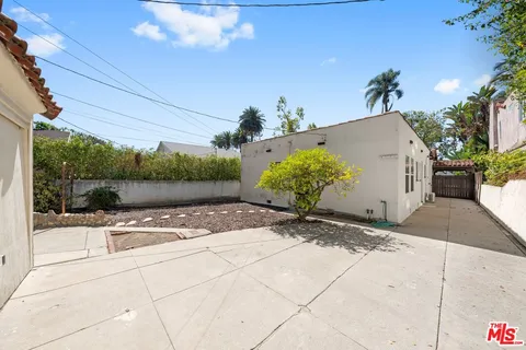 a view of a house with backyard and sitting area